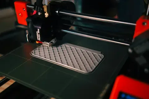 Impression 3D d'une pi&egrave;ce technique en cours de fabrication